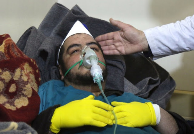 Φρίκη στη Συρία με 80 νεκρούς από χημικά - Βομβάρδισαν και το νοσοκομείο - Φωτογραφία 12
