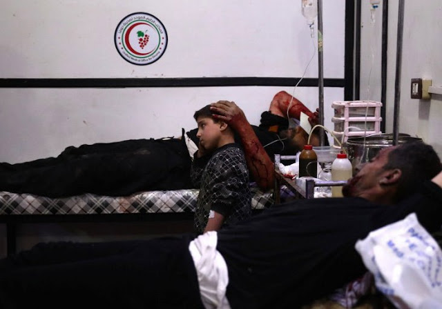 Φρίκη στη Συρία με 80 νεκρούς από χημικά - Βομβάρδισαν και το νοσοκομείο - Φωτογραφία 7