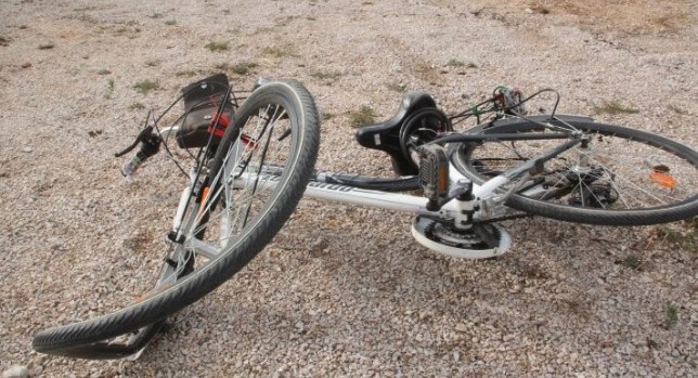 ΦΡΙΚΗ:Οδηγός χωρίς δίπλωμα παρέσυρε ανήλικο ποδηλάτη! - Φωτογραφία 1