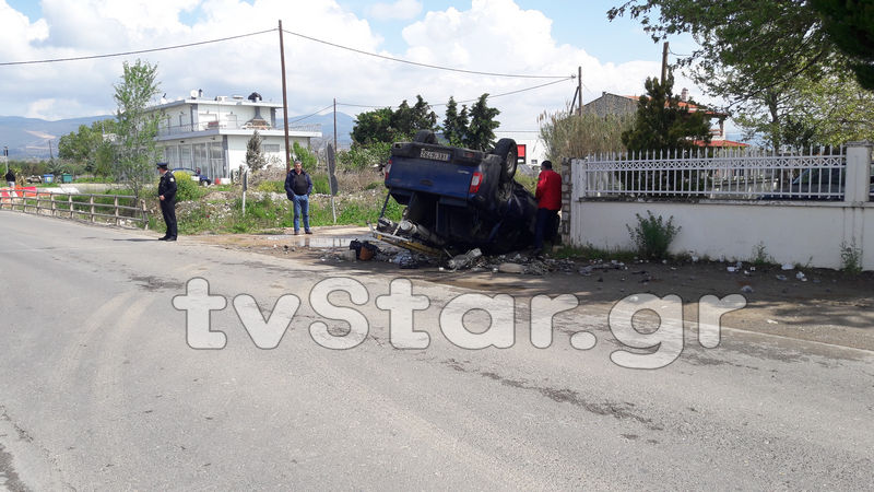 Λαμία: Ιερέας τράκαρε με όχημα της ΔΕΔΔΗΕ - Τούμπαρε το αυτοκίνητο - Φωτογραφία 2