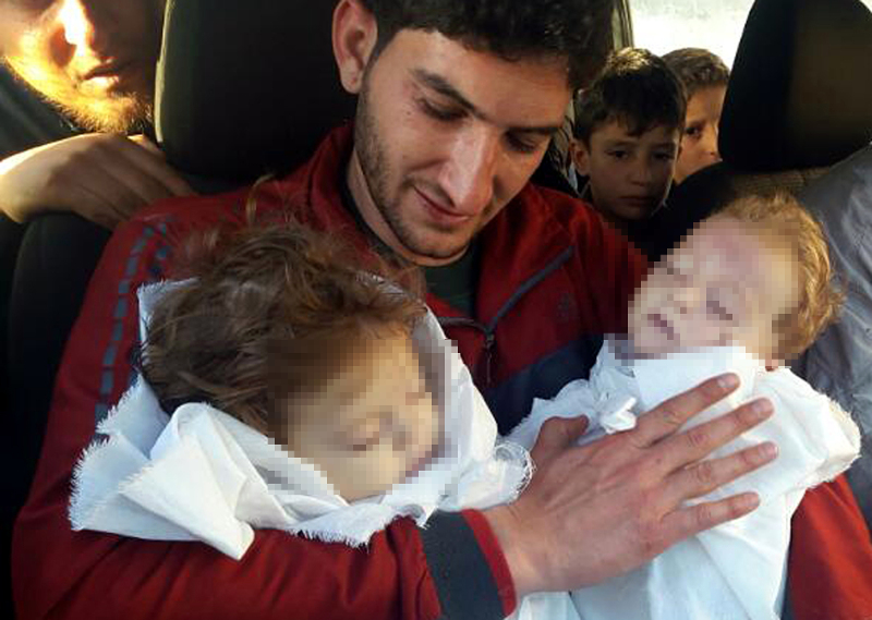 Κλαίει ολόκληρος ο πλανήτης:Συντετριμμένος πατέρας αγκαλιάζει τα νεκρά δίδυμά του μετά την επίθεση με χημικά στη Συρία - Φωτογραφία 3