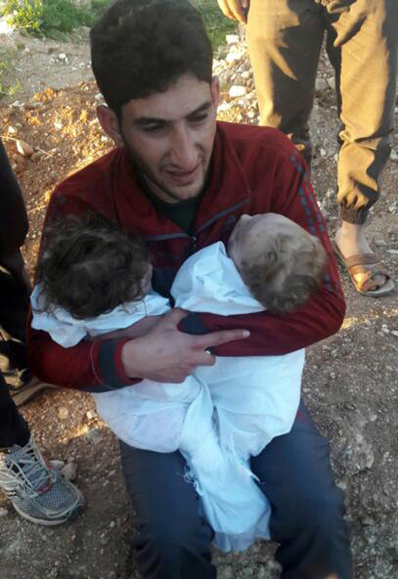 Κλαίει ολόκληρος ο πλανήτης:Συντετριμμένος πατέρας αγκαλιάζει τα νεκρά δίδυμά του μετά την επίθεση με χημικά στη Συρία - Φωτογραφία 4