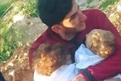 Κλαίει ολόκληρος ο πλανήτης:Συντετριμμένος πατέρας αγκαλιάζει τα νεκρά δίδυμά του μετά την επίθεση με χημικά στη Συρία