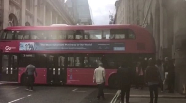 Τρομερό: Λεωφορείο κόλλησε σε κεντρικό δρόμο του Λονδίνου [video] - Φωτογραφία 1