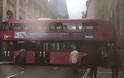Τρομερό: Λεωφορείο κόλλησε σε κεντρικό δρόμο του Λονδίνου [video]