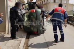 Λαμία: Απίστευτο τροχαίο - Τούμπαρε μέσα στην πόλη [photos]