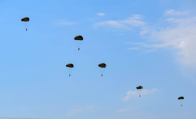 Εντυπωσιακή άσκηση με ρίψη αλεξιπτωτιστών από ελικόπτερο Chinook στις αλυκές Καλλονής Λέσβου - Φωτογραφία 1