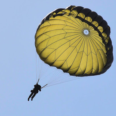Εντυπωσιακή άσκηση με ρίψη αλεξιπτωτιστών από ελικόπτερο Chinook στις αλυκές Καλλονής Λέσβου - Φωτογραφία 12
