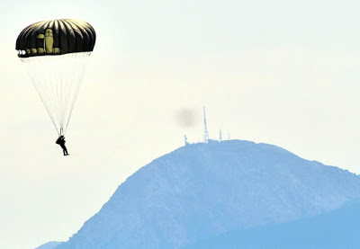 Εντυπωσιακή άσκηση με ρίψη αλεξιπτωτιστών από ελικόπτερο Chinook στις αλυκές Καλλονής Λέσβου - Φωτογραφία 13