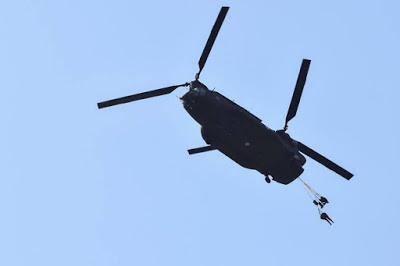 Εντυπωσιακή άσκηση με ρίψη αλεξιπτωτιστών από ελικόπτερο Chinook στις αλυκές Καλλονής Λέσβου - Φωτογραφία 14