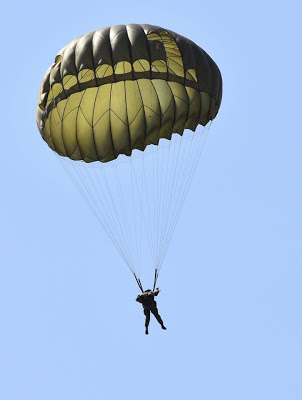 Εντυπωσιακή άσκηση με ρίψη αλεξιπτωτιστών από ελικόπτερο Chinook στις αλυκές Καλλονής Λέσβου - Φωτογραφία 16