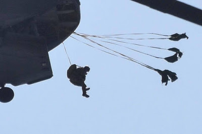 Εντυπωσιακή άσκηση με ρίψη αλεξιπτωτιστών από ελικόπτερο Chinook στις αλυκές Καλλονής Λέσβου - Φωτογραφία 3