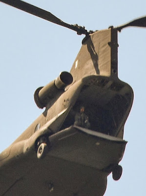 Εντυπωσιακή άσκηση με ρίψη αλεξιπτωτιστών από ελικόπτερο Chinook στις αλυκές Καλλονής Λέσβου - Φωτογραφία 6
