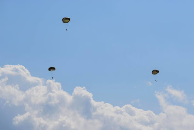 Εντυπωσιακή άσκηση με ρίψη αλεξιπτωτιστών από ελικόπτερο Chinook στις αλυκές Καλλονής Λέσβου - Φωτογραφία 7