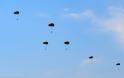 Εντυπωσιακή άσκηση με ρίψη αλεξιπτωτιστών από ελικόπτερο Chinook στις αλυκές Καλλονής Λέσβου
