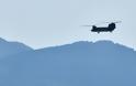 Εντυπωσιακή άσκηση με ρίψη αλεξιπτωτιστών από ελικόπτερο Chinook στις αλυκές Καλλονής Λέσβου - Φωτογραφία 10