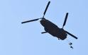 Εντυπωσιακή άσκηση με ρίψη αλεξιπτωτιστών από ελικόπτερο Chinook στις αλυκές Καλλονής Λέσβου - Φωτογραφία 14