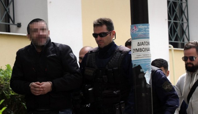 Ο Μιχαλολιάκος φέρεται να υπέγραψε την απόλυση του διωκόμενου υπαλλήλου - Φωτογραφία 1