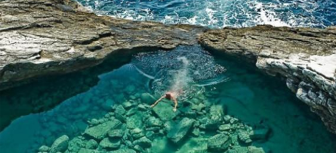 Γκιόλα, η διάφανη λίμνη της Ελλάδας - Μια φυσική πισίνα με πράσινο νερό που τη χωρίζει ένας βράχος από τη θάλασσα [photos] - Φωτογραφία 1