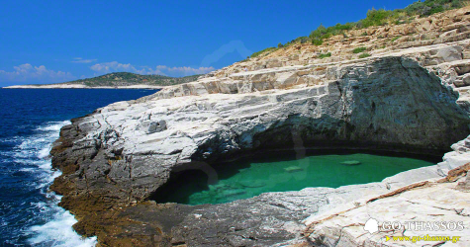 Γκιόλα, η διάφανη λίμνη της Ελλάδας - Μια φυσική πισίνα με πράσινο νερό που τη χωρίζει ένας βράχος από τη θάλασσα [photos] - Φωτογραφία 10