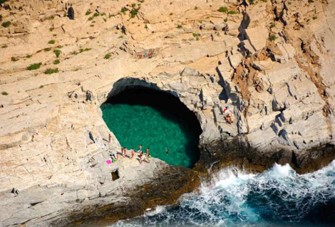 Γκιόλα, η διάφανη λίμνη της Ελλάδας - Μια φυσική πισίνα με πράσινο νερό που τη χωρίζει ένας βράχος από τη θάλασσα [photos] - Φωτογραφία 11