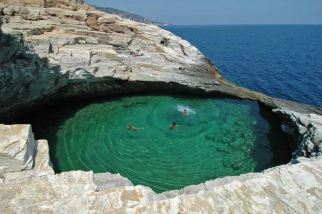 Γκιόλα, η διάφανη λίμνη της Ελλάδας - Μια φυσική πισίνα με πράσινο νερό που τη χωρίζει ένας βράχος από τη θάλασσα [photos] - Φωτογραφία 12
