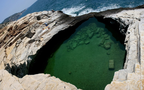 Γκιόλα, η διάφανη λίμνη της Ελλάδας - Μια φυσική πισίνα με πράσινο νερό που τη χωρίζει ένας βράχος από τη θάλασσα [photos] - Φωτογραφία 13