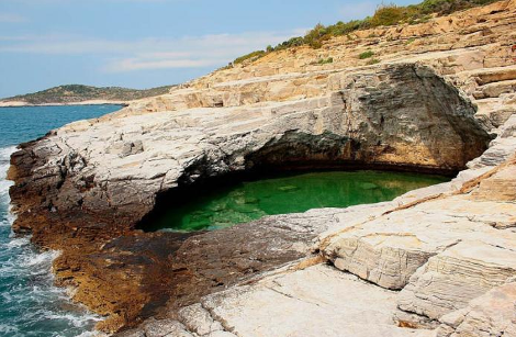 Γκιόλα, η διάφανη λίμνη της Ελλάδας - Μια φυσική πισίνα με πράσινο νερό που τη χωρίζει ένας βράχος από τη θάλασσα [photos] - Φωτογραφία 14
