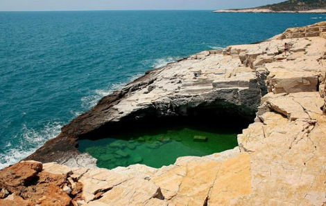 Γκιόλα, η διάφανη λίμνη της Ελλάδας - Μια φυσική πισίνα με πράσινο νερό που τη χωρίζει ένας βράχος από τη θάλασσα [photos] - Φωτογραφία 15