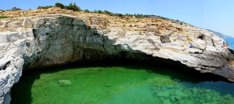 Γκιόλα, η διάφανη λίμνη της Ελλάδας - Μια φυσική πισίνα με πράσινο νερό που τη χωρίζει ένας βράχος από τη θάλασσα [photos] - Φωτογραφία 3