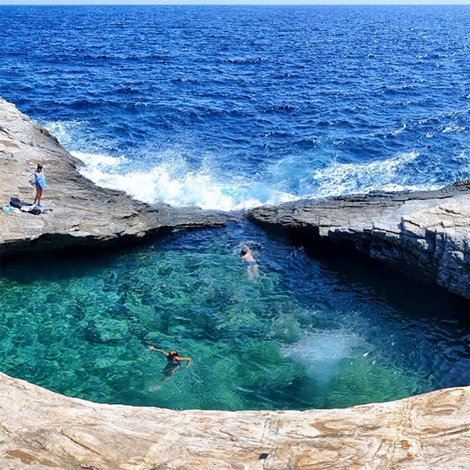 Γκιόλα, η διάφανη λίμνη της Ελλάδας - Μια φυσική πισίνα με πράσινο νερό που τη χωρίζει ένας βράχος από τη θάλασσα [photos] - Φωτογραφία 5