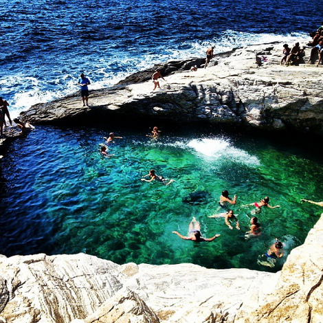 Γκιόλα, η διάφανη λίμνη της Ελλάδας - Μια φυσική πισίνα με πράσινο νερό που τη χωρίζει ένας βράχος από τη θάλασσα [photos] - Φωτογραφία 6