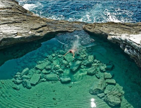 Γκιόλα, η διάφανη λίμνη της Ελλάδας - Μια φυσική πισίνα με πράσινο νερό που τη χωρίζει ένας βράχος από τη θάλασσα [photos] - Φωτογραφία 8