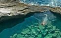 Γκιόλα, η διάφανη λίμνη της Ελλάδας - Μια φυσική πισίνα με πράσινο νερό που τη χωρίζει ένας βράχος από τη θάλασσα [photos] - Φωτογραφία 1