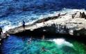 Γκιόλα, η διάφανη λίμνη της Ελλάδας - Μια φυσική πισίνα με πράσινο νερό που τη χωρίζει ένας βράχος από τη θάλασσα [photos] - Φωτογραφία 2