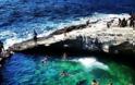 Γκιόλα, η διάφανη λίμνη της Ελλάδας - Μια φυσική πισίνα με πράσινο νερό που τη χωρίζει ένας βράχος από τη θάλασσα [photos] - Φωτογραφία 6