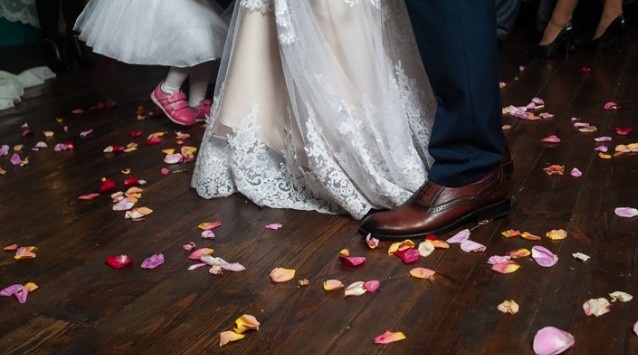 «Χρυσάφι» σε νύφη που τραυματίστηκε στη γαμήλια δεξίωση πατώντας λουλούδια - Φωτογραφία 1