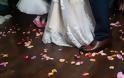 «Χρυσάφι» σε νύφη που τραυματίστηκε στη γαμήλια δεξίωση πατώντας λουλούδια