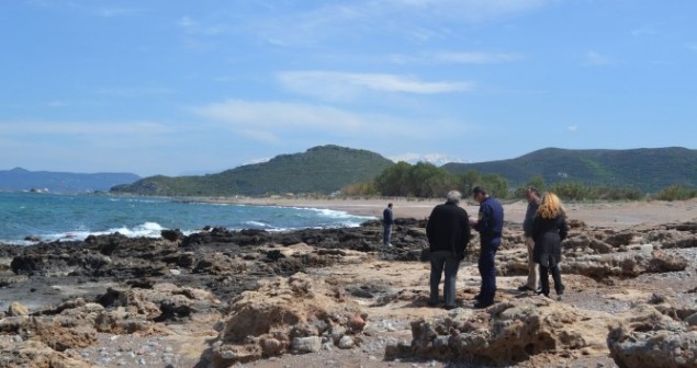 ΦΡΙΚΗ: Οικογένεια ανακάλυψε ακέφαλο πτώμα σε παραλία της Κρήτης - Φωτογραφία 1