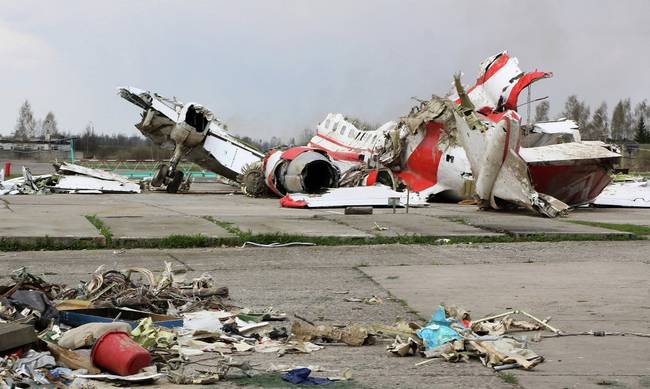 Συγκλονιστική αποκάλυψη: Το προεδρικό αεροσκάφος του Κατσίνσκι «έσπασε σε κομμάτια στον αέρα» - Φωτογραφία 1