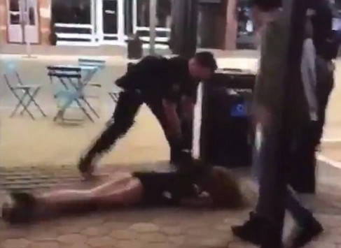Σοκαριστικό βίντεο: Αστυνομικός ξάπλωσε κάτω 22χρονη φοιτήτρια! - Φωτογραφία 1