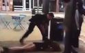 Σοκαριστικό βίντεο: Αστυνομικός ξάπλωσε κάτω 22χρονη φοιτήτρια!