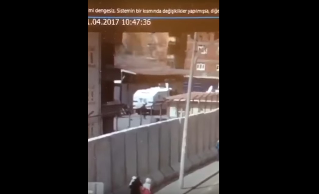 Συγκλονίζει το βίντεο από τη στιγμή της έκρηξης στο Ντιγιάρμπακίρ στην Τουρκία - Φωτογραφία 1