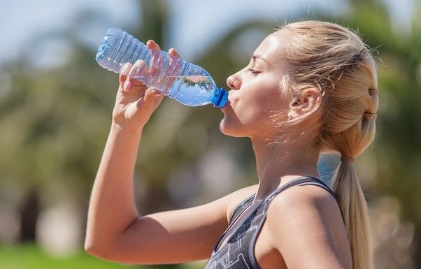 5 περίεργα σημάδια που δείχνουν ότι δεν πίνεις αρκετό νερό - Φωτογραφία 1