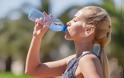 5 περίεργα σημάδια που δείχνουν ότι δεν πίνεις αρκετό νερό