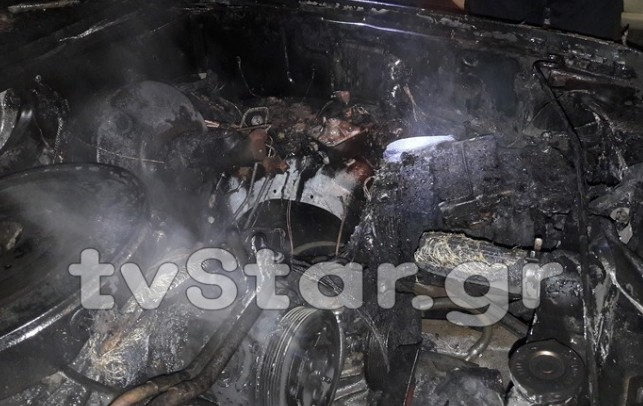 Αυτοκίνητο τυλίχθηκε στις φλόγες στο κέντρο της Λαμίας - Φωτογραφία 1