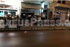 Φοβερό τροχαίο: ΙΧ έχασε τον έλεγχο στη Θηβών, πέρασε στο αντίθετο ρεύμα και καρφώθηκε στο Φαρμακείο!