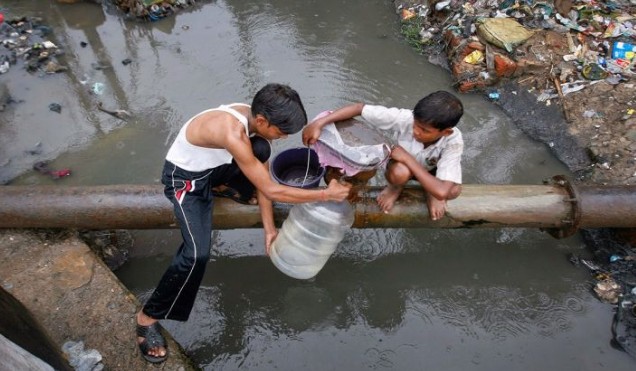 Δύο δισεκατομμύρια άνθρωποι πίνουν νερό με περιττώματα - Φωτογραφία 1