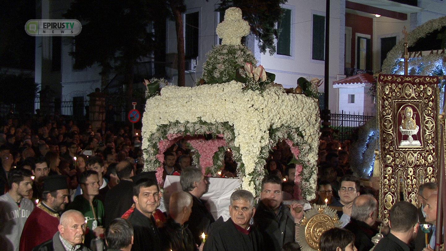 Ιωάννινα: Πλήθος πιστών και βαθιά κατάνυξη στην Περιφορά των Επιταφίων στην Κεντρική Πλατεία [Video-Photos] - Φωτογραφία 10