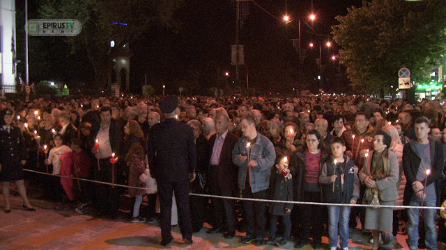 Ιωάννινα: Πλήθος πιστών και βαθιά κατάνυξη στην Περιφορά των Επιταφίων στην Κεντρική Πλατεία [Video-Photos] - Φωτογραφία 2
